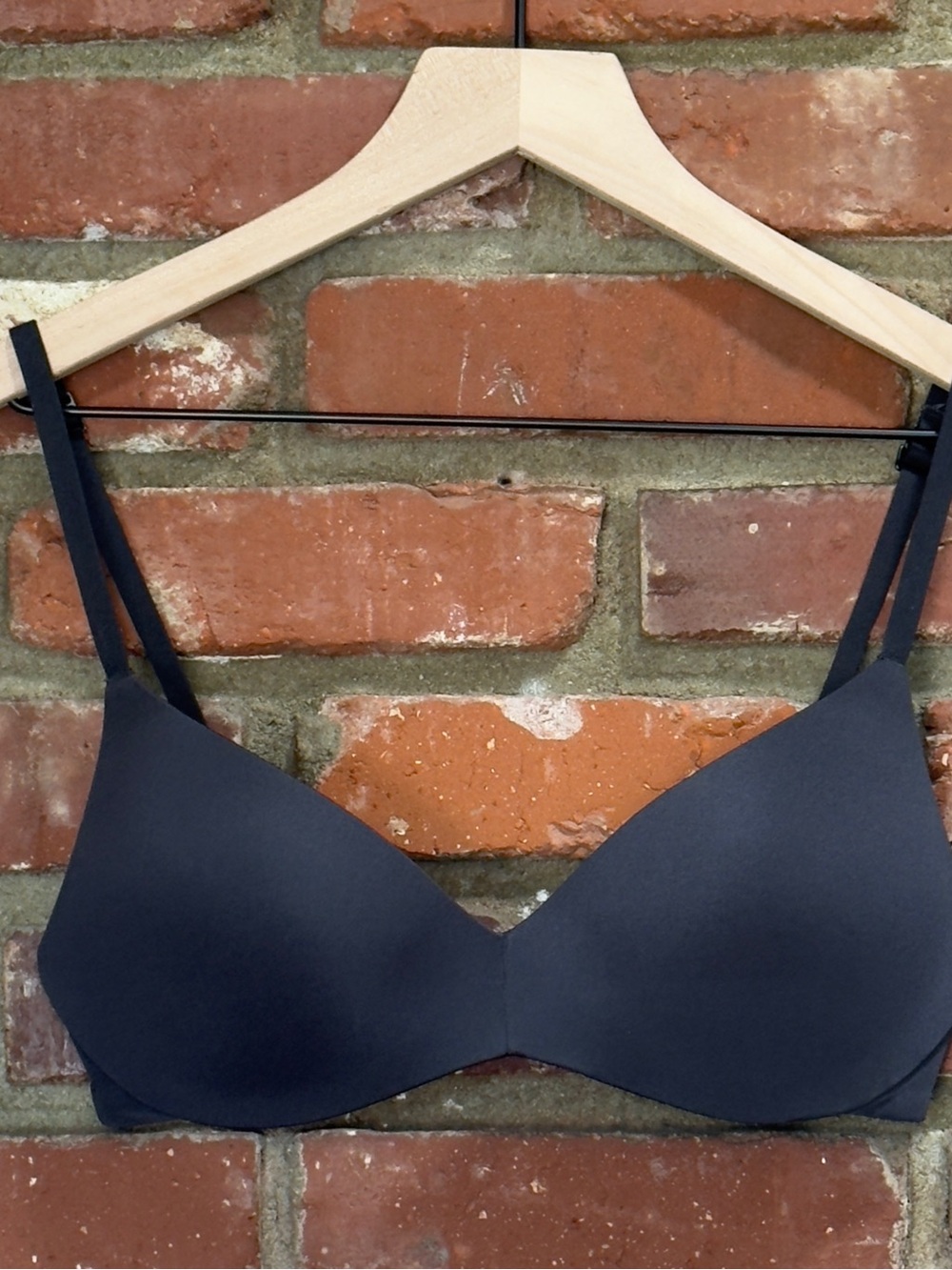 Skims Wireless Push-Up Bra Solid Black 32C Hook & Eye Closure‎ FLAWS NOTED